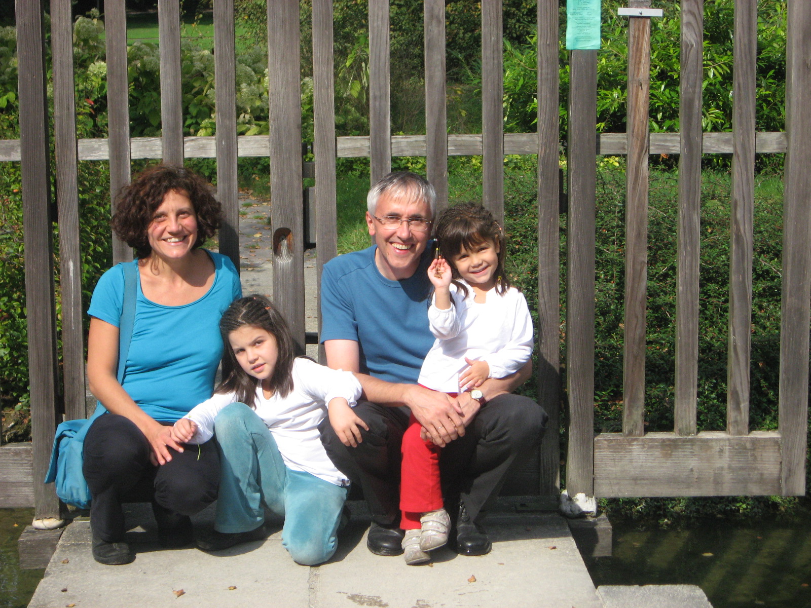 Paola Maneggia, her daughters, and Achim Jung